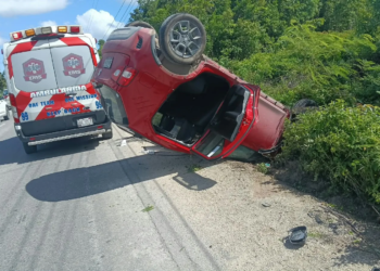 Vuelca automóvil en avenida Huayacán; reportan una persona lesionada 3 Vuelca automóvil en avenida Huayacán; reportan una persona lesionada