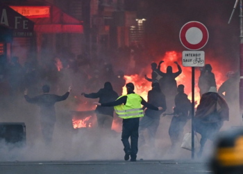 París arde tras protesta contra la vida cara: un muerto, un joven mutilado y 1,800 detenidos 2 París arde tras protesta contra la vida cara: un muerto, un joven mutilado y 1,800 detenidos
