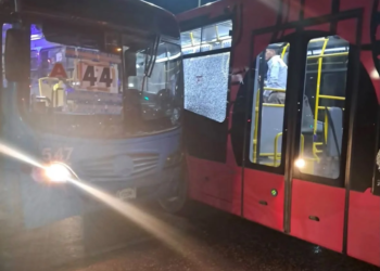Choque entre camión de la ruta 44 y unidad MOBI provoca caos vial 1 Choque entre camión de la ruta 44 y unidad MOBI provoca caos vial