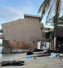 El mar comienza a recuperar lo que es suyo, se apodera de casas en Nayarit