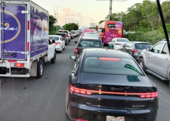 Transportistas bloquean carretera de Cancún-Playa del Carmen 4 Transportistas bloquean carretera de Cancún-Playa del Carmen